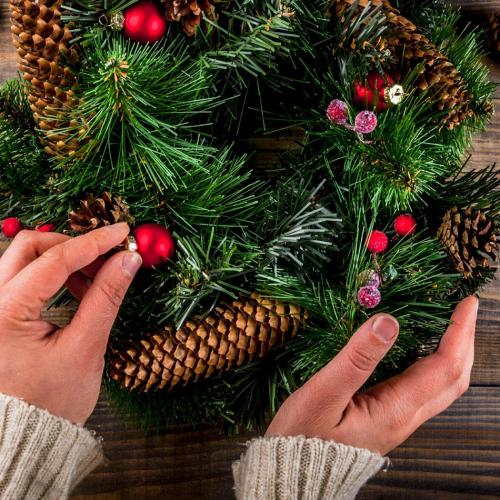 Jak zrobić stroik świąteczny DIY? Inspiracje bożonarodzeniowe od Homla