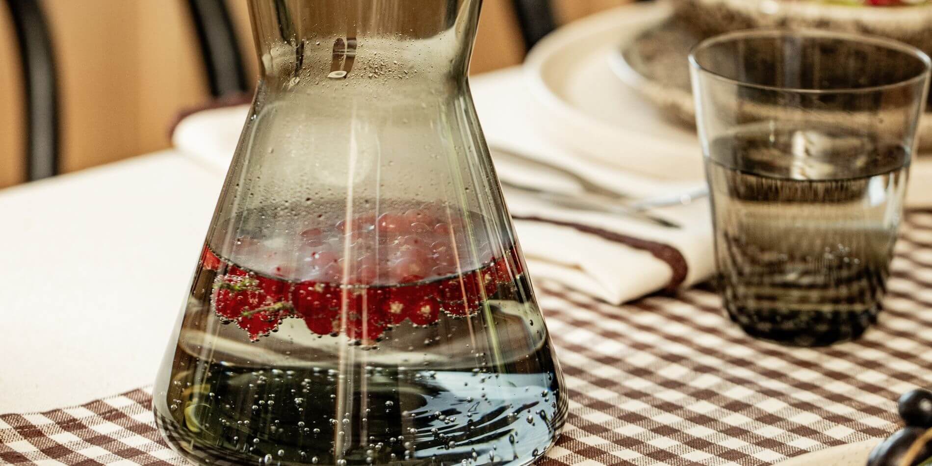 bieżnik w kratkę aranżacja stołu na imprezę ze znajomym-obraz-zawiera-elementy-wygenerowane-przez-ai