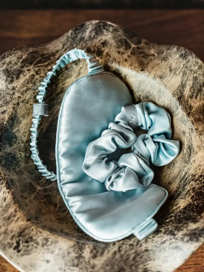 Maska na oczy i scrunchie MON PARIS z jedwabiu morwowego błękitne 2 szt.
