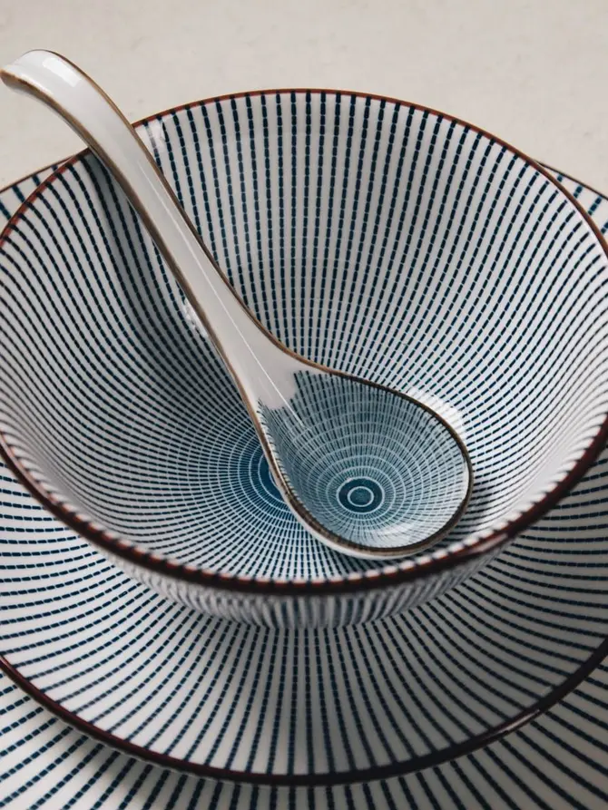 Łyżka do ramenu SALADO porcelanowa w paski z brązowym rantem 16,5 cm