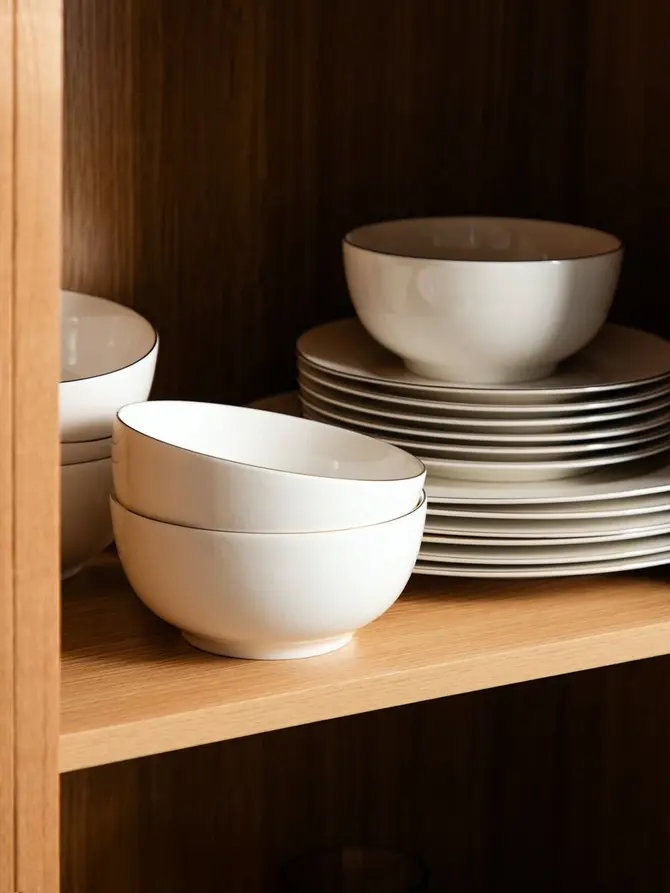Zestaw talerzy AUROO porcelanowy ze złotą obwódką 18 el
