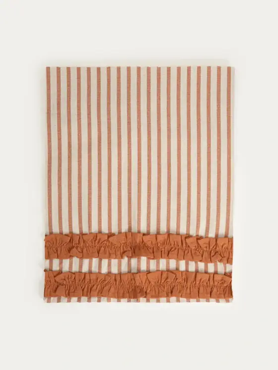 Obrus DAVIO bawełniany w paski karmelowe z falbaną 130x180 cm