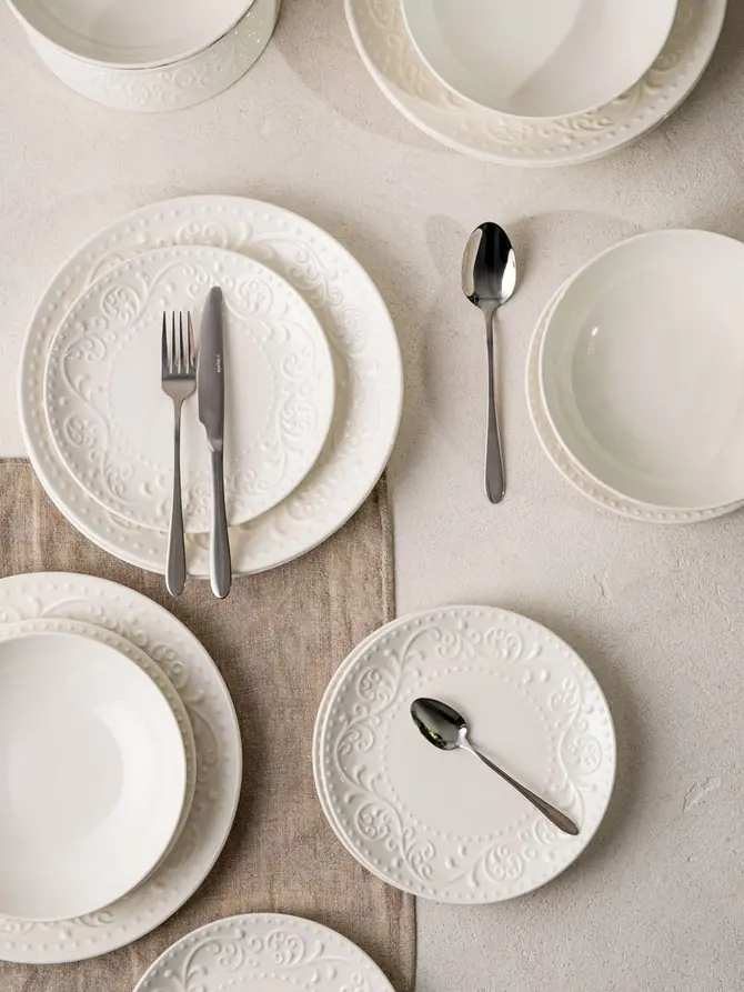 Zestaw talerzy SYLIA porcelanowy z ornamentem 18 el