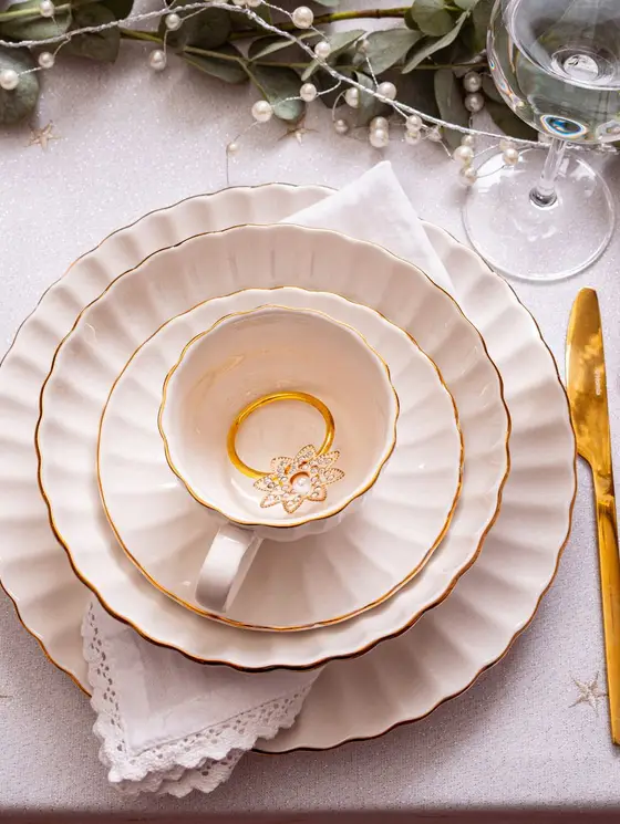 Talerz MELIDA porcelanowy głęboki ze złotą obwódką 20 cm